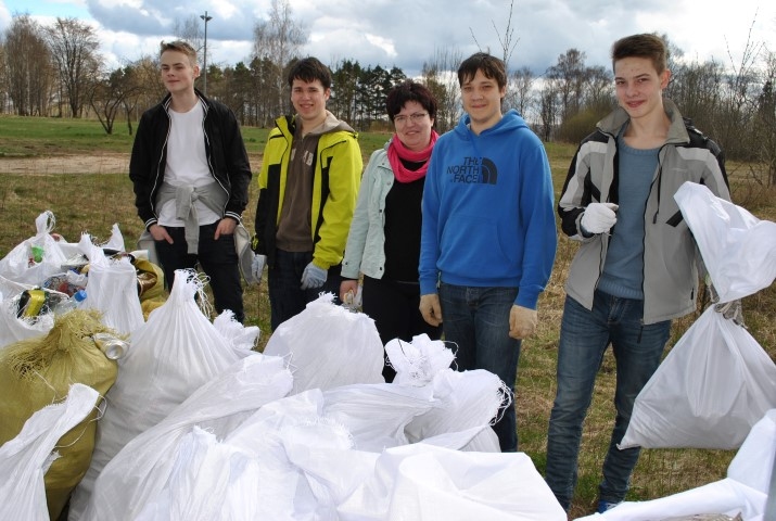 TALKAS ENTUZIASTI. “Malači! Šie puiši paši vēlējās palikt ilgāk un kopt Daugavas krastu,” saka Aizkraukles novada ģimnāzijas 10.a klases audzinātāja Ludmila Belogrudova. No kreisās — Valts Masāns, Mārtiņš Klevs, Henrijs Robērs Katlis un  Kristaps Žizņevskis. Aiz kadra — Artūrs Draka. 
Autors: Guna Mikasenoka