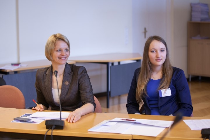 DIVAS PRIEKŠSĒDĒTĀJAS. Pērn Jauniešu Saeimā Lauma Ločmele (no labās) izcēlās ar labām idejām, kļūstot par Eiropas lietu komisijas priekšsēdētājas Lolitas Čigānes amata “māsu” Jauniešu Saeimā.

Autors: no personīgā albuma