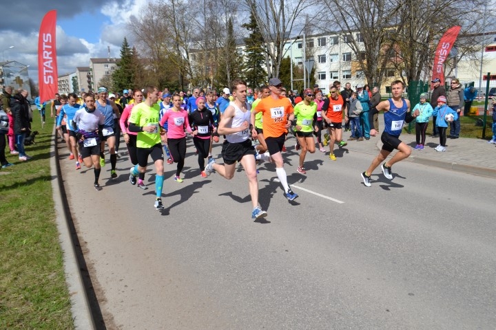 Aiziet! Sacensības sāk tautas skrējiena un pusmaratona distances dalībnieki.
Autors: Viesturs Kaktiņš