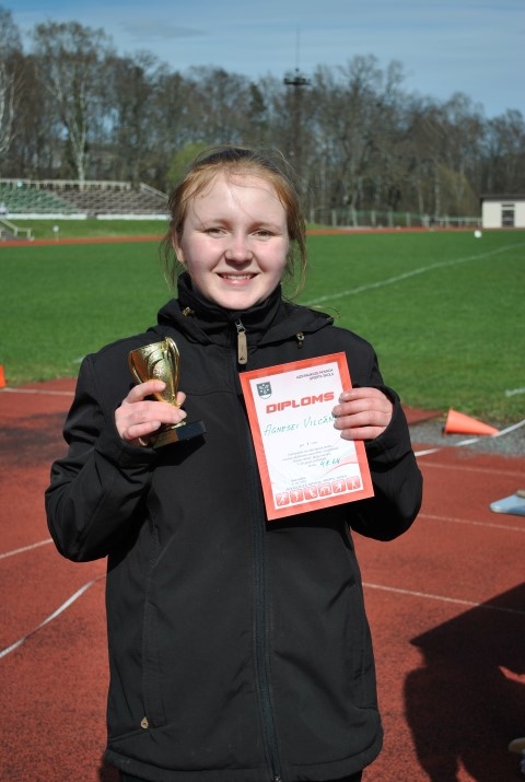 Lielisks sezonas sākums. Agnese Vilcāne junioru grupā šķēpa mešanā izcīnīja pirmo vietu un sasniedza jaunu labāko rezultātu — 48,64 metri.
Autors: Viesturs Kaktiņš