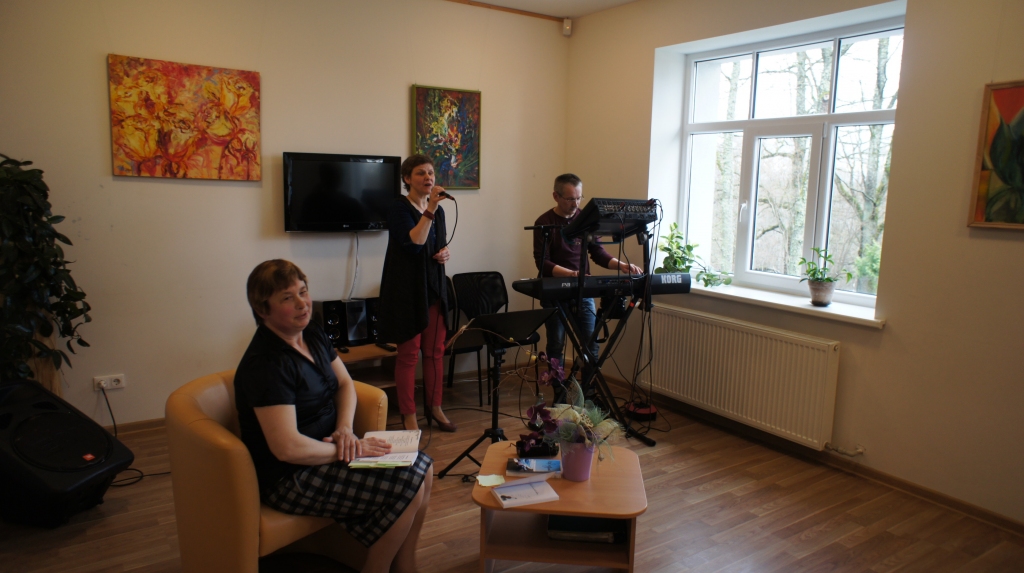 Ineses Apsānes (no kreisās) dzejas lasījumus pavadīja Marikas un Druvja muzikālais priekšnesums.                            
Autors: no pasākuma