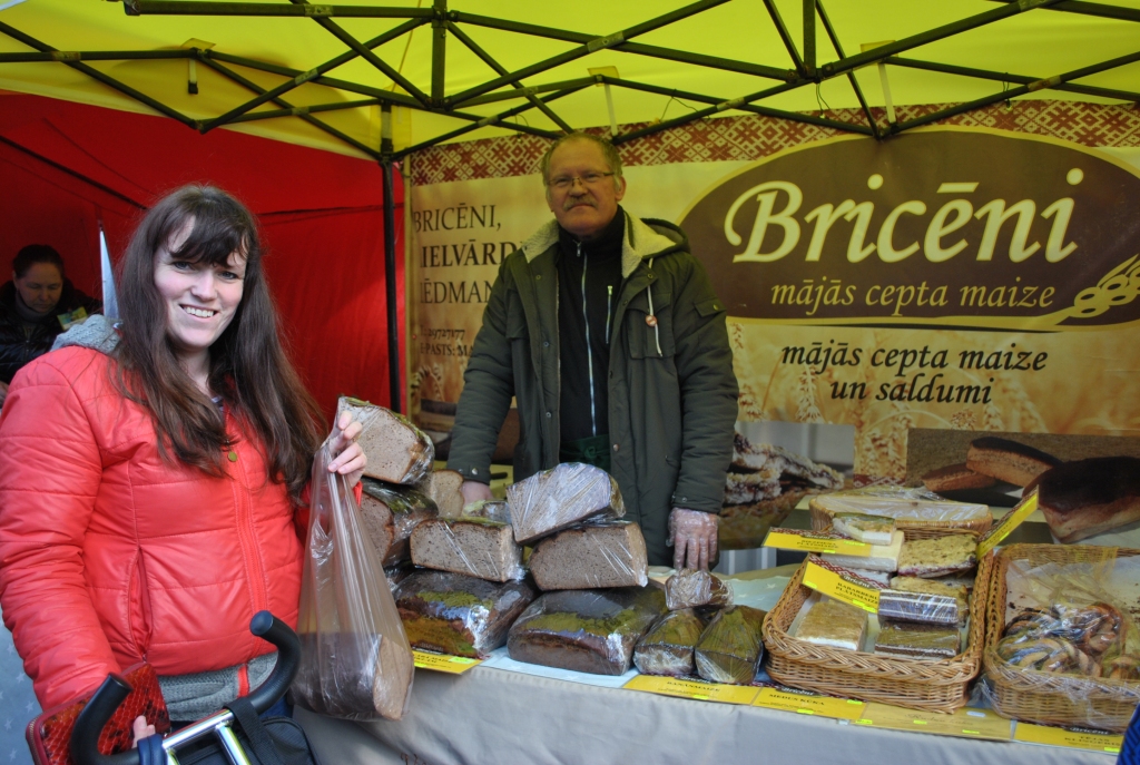 Kārtējā laimīgā pircēja. Valdi Purvinski kompleksā “Rāmava” izstādē “Pavasaris  2016” uzmeklēja arī jau esošie pircēji.

Autors: Imants Kaziļuns