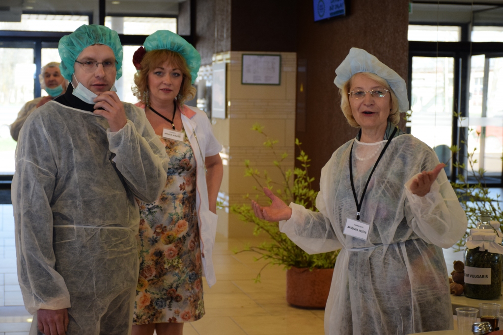 “Drošībai”. Tā kā šajās dienās Aizkraukles kultūras namā bija noteikta “lampu drudža karantīna”, Aizkraukles Tautas teātra kolektīvs parūpējās par viesu pienācīgu sagaidīšanu un nepieciešamo profilaksi iespējamā “drudža” novēršanai. Indra Ķimele (no labās), Laura Kokina un Krists Kalvišķis. 
Autors: Līga Patmalniece