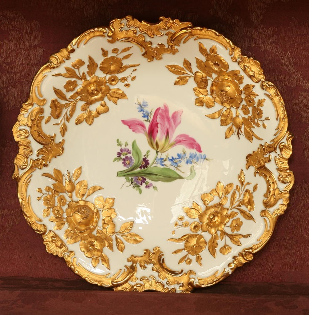 Viens no izstādes eksponātiem. Šķīvis ar tulpes gleznojumu (18. gs. Meisenes porcelāns). 

Autors: no  www.mencendorfanams.com