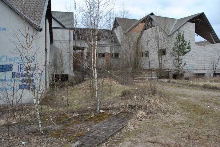 KO AR ĪPAŠUMU IESĀKS ĶĪNIETIS? Uzvaras gājienā pamestās ēkas virzienā dodas krūmi un koki. Kopš būvniecības pārtraukšanas rit jau 23. gads.  
Autors: Guna Mikasenoka