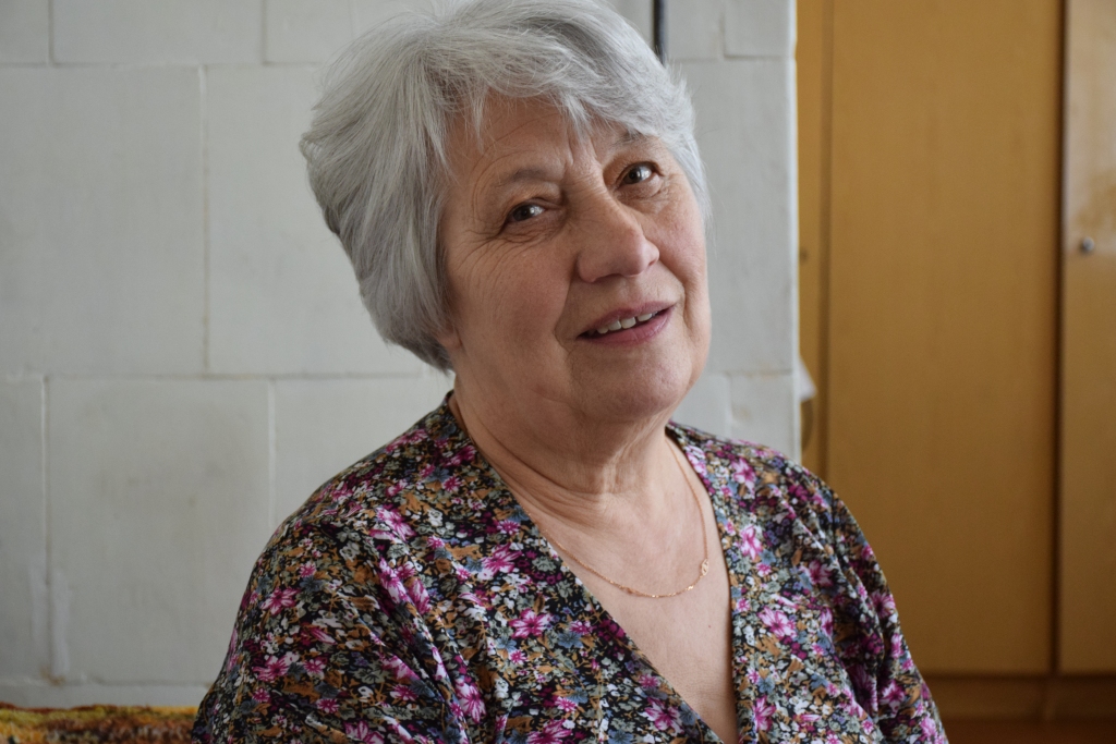 Laimīga roka. “Man patīk skatīties “Superbingo”, redzēt priecīgus cilvēkus, kam veicas. Arī pati šad tad piedalos, pirmajā reizē laimēju datoru, citkārt arī naudas laimestus. Mājai ļoti vajadzēja pamatus pielabot, naudas nebija, domāju — jāpamēģina, laimēju vairāk nekā pusotra tūkstoša eiro,” stāsta jubilāre. 
Autors: Līga Patmalniece