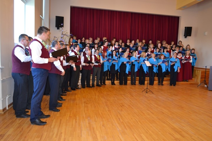 Skanēs vareni! Kad kopkoris dziedās latviešu mūzikas klasiķa Emīla Dārziņa skaņdarbu ar Raiņa vārdiem “Lauztās priedes”, skanēs vareni. Tikai paši koristi un diriģenti zina, cik daudz darba ieguldīts, lai klausītājiem sniegtu tik skaistu muzikālu baudījumu.
Autors: Guna Mikasenoka