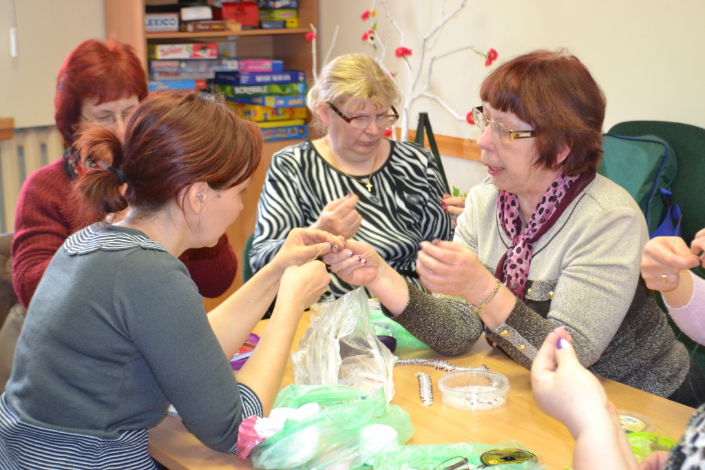 MĀCĀS VIENA NO OTRAS. Rotu darināšanas prasmi arī citām sunākstietēm labprāt ierāda skolotāja Dzintra Baltruna (no labās).
Autors: Elita Brovacka