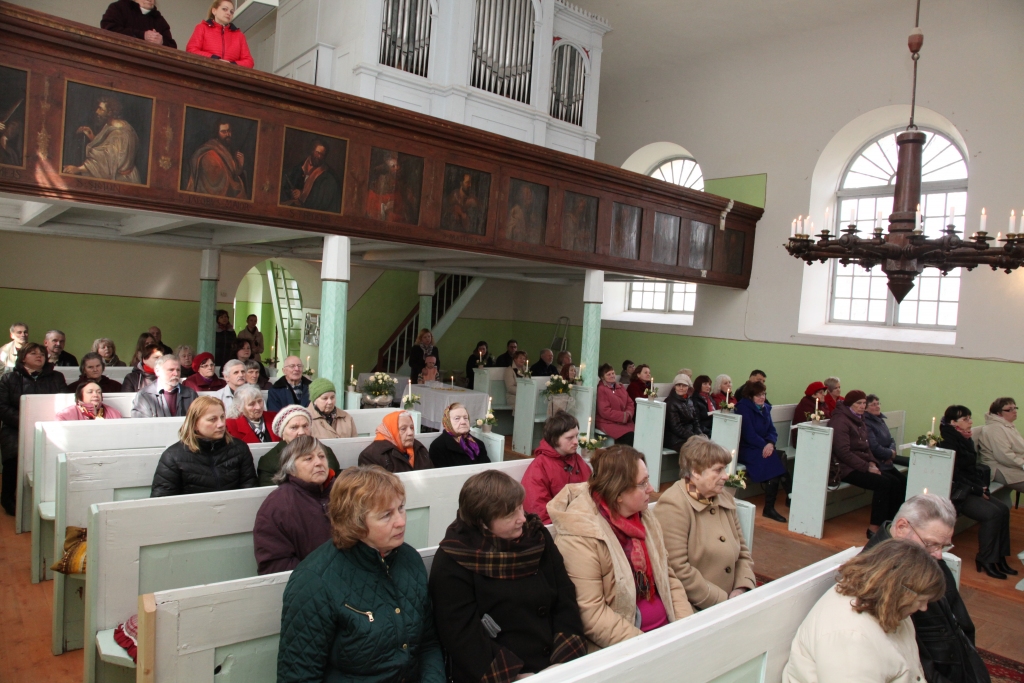 Virs baznīcēnu galvām redzama ērģeļu luktas marga ar 12 apustuļu portretu gleznojumiem. Trīs no tiem atjaunoti pagājušajā gadā, šogad to restaurāciju turpinās.
Autors: Žanna Žaka