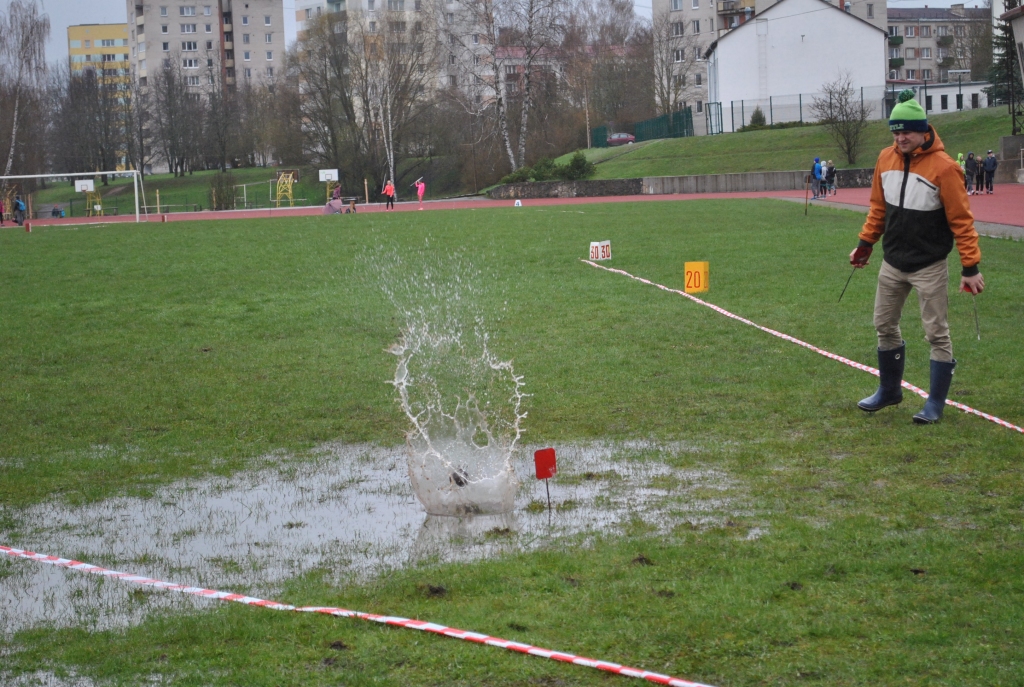 Uzmanību — slapjš! Lodes sektorā tiesneša pienākumus pildīja Kokneses novada sporta centra direktors Dāvis Kalniņš, kurš sacensībām bija izvēlējies atbilstošus apavus — gumijas zābakus.
Autors: Viesturs Kaktiņš