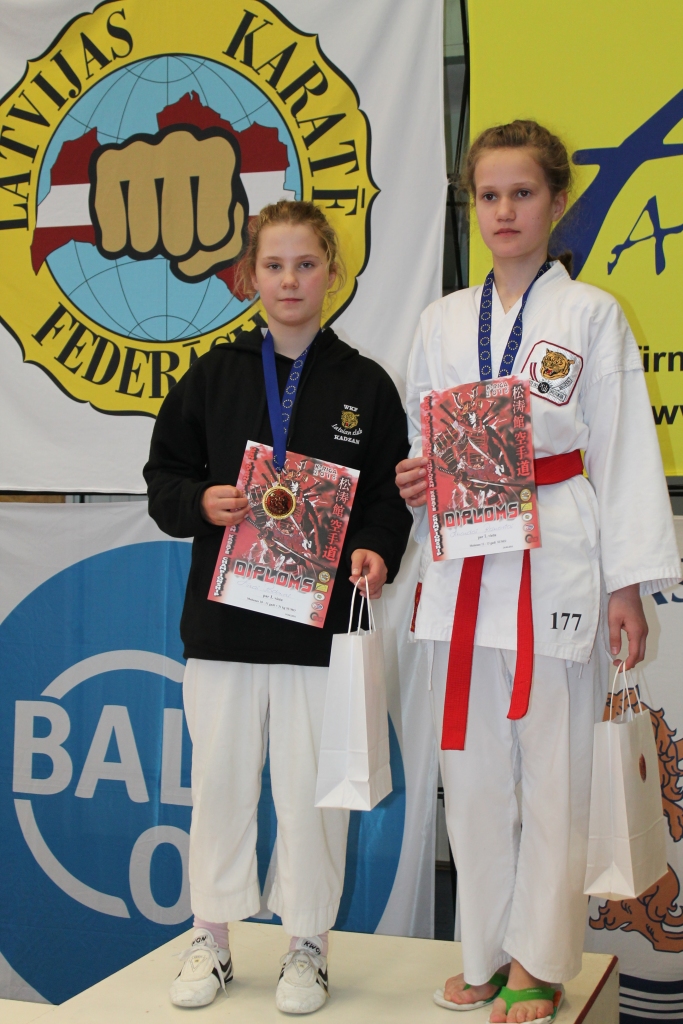 ČEMPIONES — karatē kluba “Kadzan” meitenes Amanda Estere Reimarte (no labās) un Līna Padoma.                                                  
Autors: no “Kadzan”