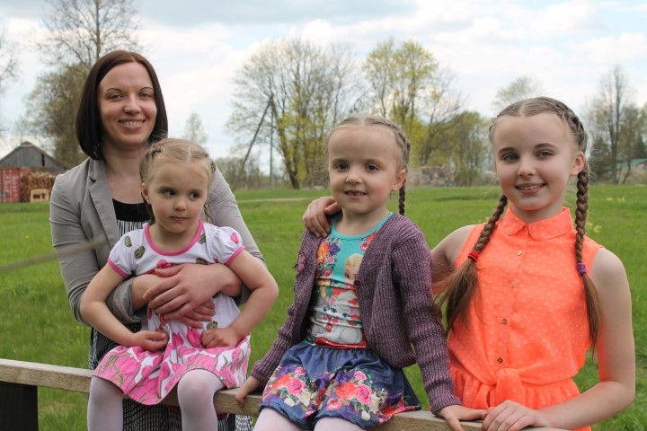 BŪT LAIMĪGAI māmiņai Ingai Šķiliņai liek arī trīs meitas — Ērika (no labās), Džeina un Emīlija. 
Autors: Elita Brovacka