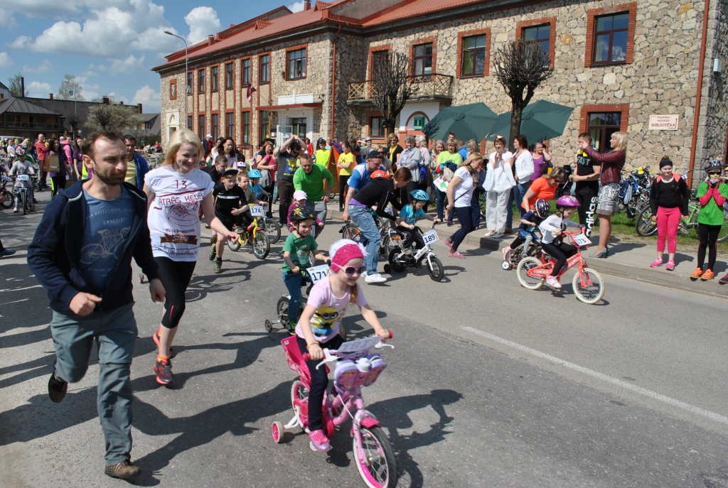 KURŠ ĀTRĀK — BĒRNI VAI VECĀKI? Šāds jautājums ir aktuāls katrā braucienā, kad vecāki distancē dodas atbalstīt savus bērnus.
Autors: Sandra Pumpure