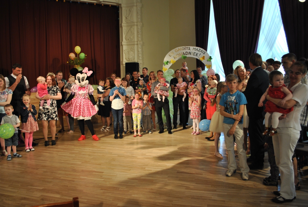 KOPĀ LIELS PULKS. Pasākumu kopā ar ģimenēm aizvadīja arī mikipele Minnija. 
Autors: Sandra Pumpure