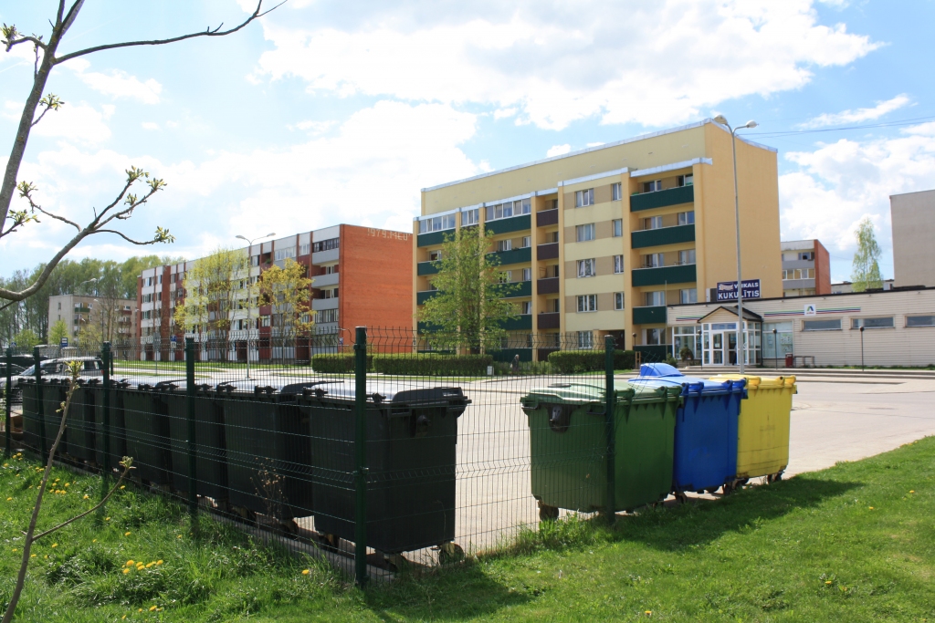 Šķirot nesteidz. Lāčplēša ielā no vairāk kā desmit esošajiem atkritumu konteineriem tikai trīs paredzēti šķirošanai.
Autors: Līga Patmalniece