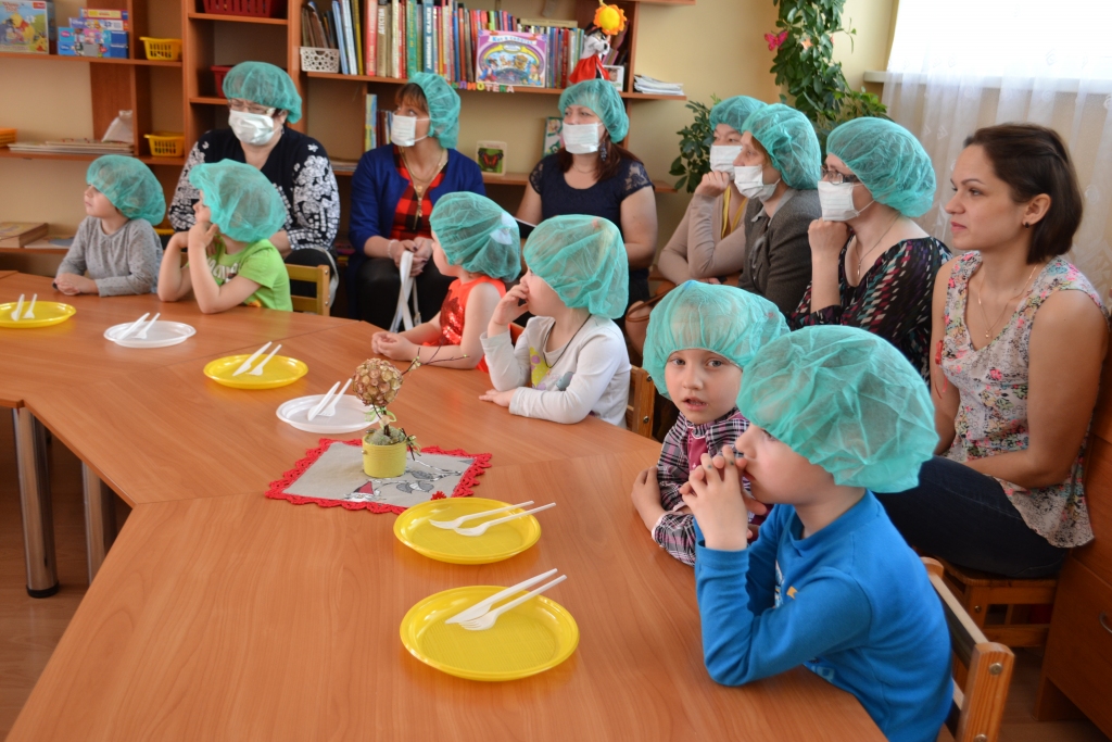 LABORATORIJĀ VISAM JĀBŪT STERILAM! Lai neizplatītu mikrobus, pieaugušajiem bija jāuzvelk sejas maskas. Improvizētā laboratorijā skolotājas Žanna Levickas un Natālijas Arpas vadībā bērni ar lupu pētīja sēkliņas, uzzināja, kas no tām izaug. Viņi bija pārsteigti, ka naktī kāpostu lapas, “dzerot” pārtikas krāsas, bija nokrāsojušās. 
Autors: Guna Mikasenoka