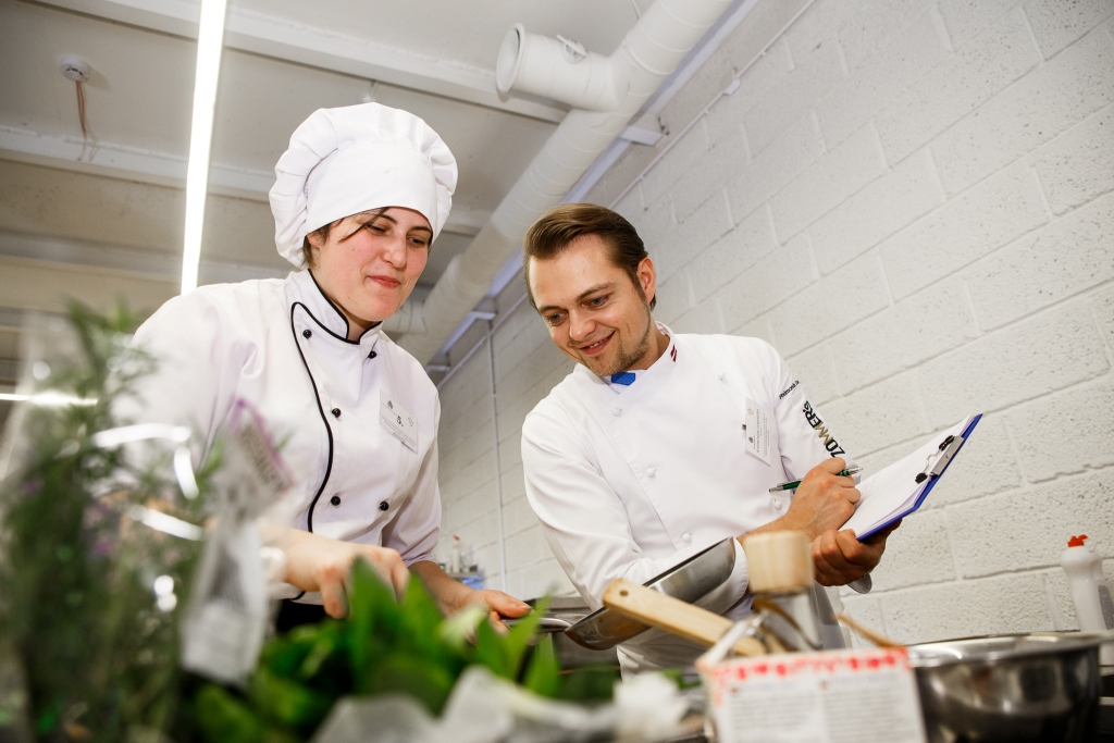 Žūriju pārsteidz ar pildītiem murķeļiem. Aija Ruža nacionālajā konkursā.
Foto no Valsts izglītības attīstības aģentūras
Autors: Imants Kaziļuns