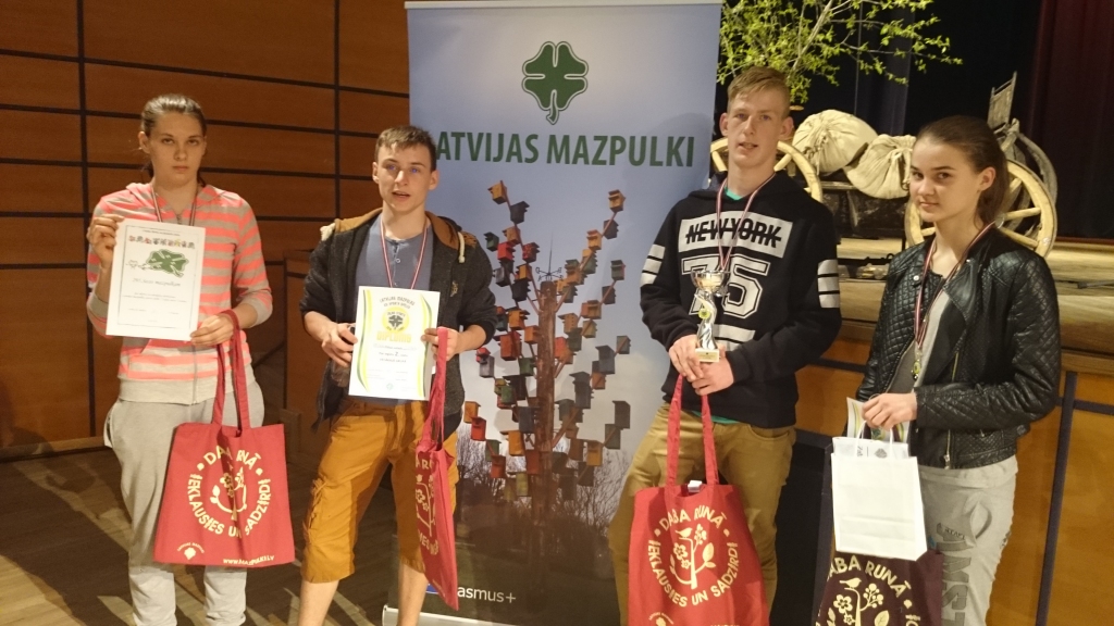 UZVARĒTĀJI — Seces mazpulka komanda: Līga Kriškāne (no labās), Kristaps Jānis Ungurs, komandas kapteinis Rainers Barbinjagra un Linda Skrule.                                                                    
Autors: Astrīda Mencendorfa