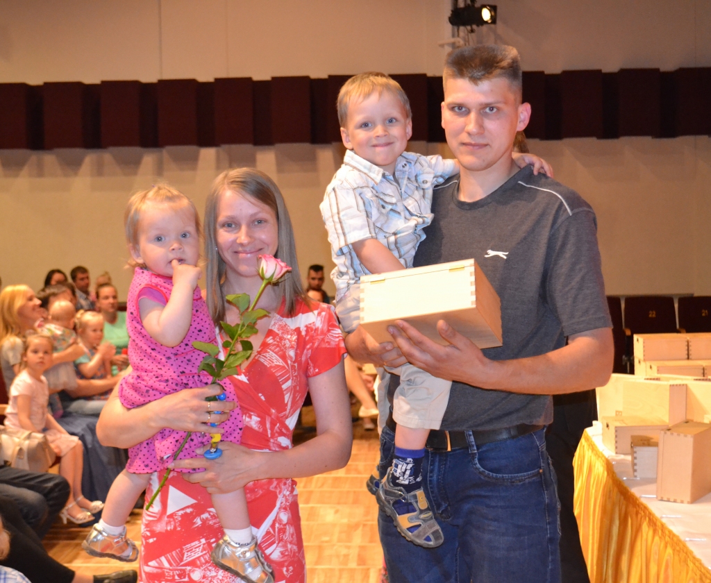 Dāvana Aizkraukles mazuļiem. Katra bērna vecāki glabās novada domes priekšsēdētāja Leona Līduma dāvināto koka lādīti. Novada ģerboni un uzrakstu “Aiz­kraukles mazulis” tajās iegravējis mākslinieks Juris 
Cepure. Attēlā Lāsma un Kaspars Zundmaņi ar meitiņu Leldi un dēliņu Gvido.

Autors: Guna Mikasenoka