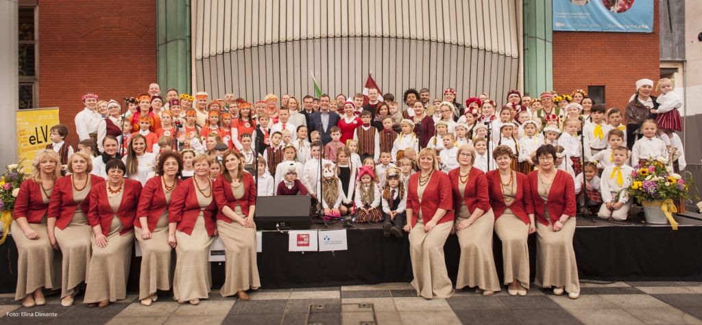 Visi svētku dalībnieki vienuviet. Pirmajā rindā — nerietietes. 	
Autors: Elīna Dimante