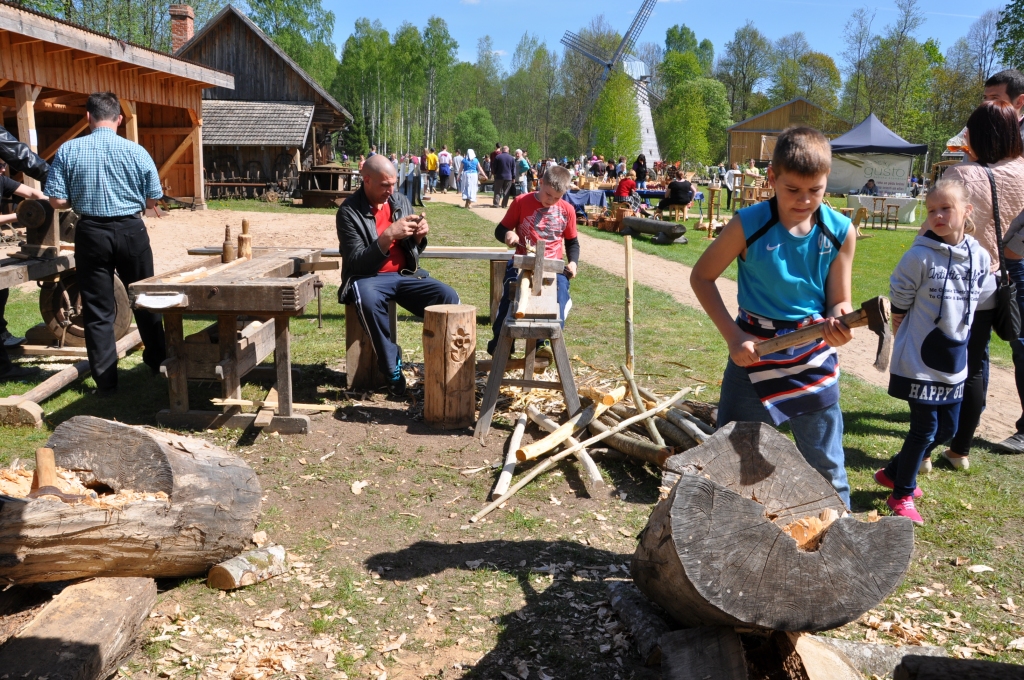 Apgūst senos arodus. Ausekļu dzirnavās gan bērni, gan pieaugušie var iemēģināt savu roku kokapstrādes darbos.
Žannas Zālītes (“Vecumnieku Novada Ziņas”) foto