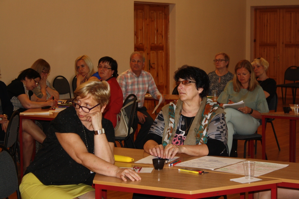 Domu apmaiņa. Aizkraukles reģiona skolotāji tikās vienā no Neatkarīgās izglītības biedrības rīkotajiem sarunu cikliem par to, kādai skolai jābūt. 
Autors: Inga Patmalniece