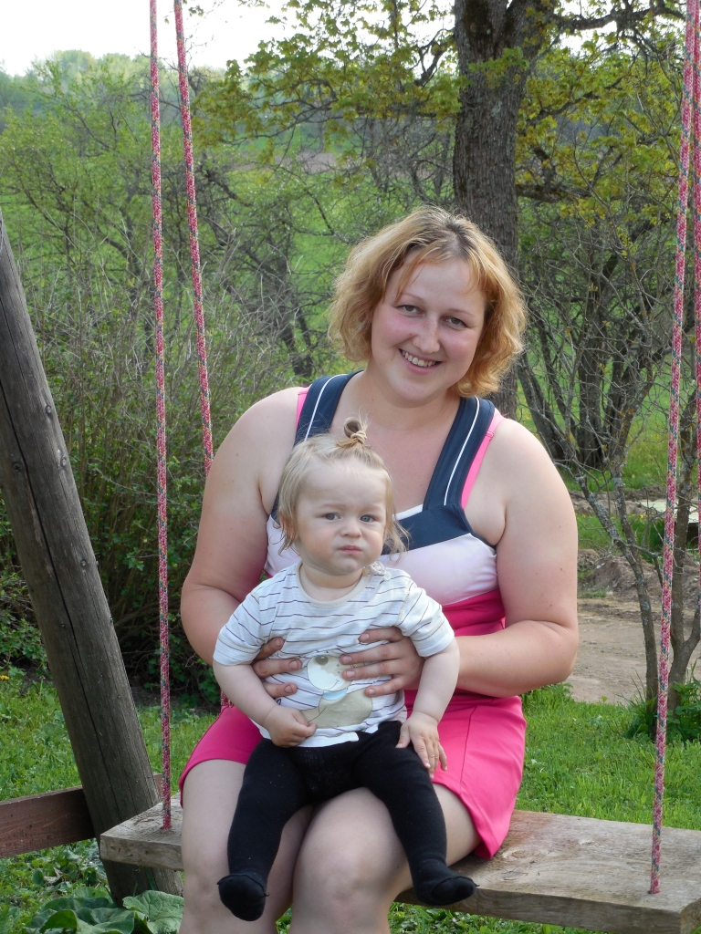 BAUDA IKDIENU. Kamēr pārējie ģimenes puiši darbdienās ir savos darbos, Ineta ar jaunāko dēlu saimnieko mājās. 
Autors: Sandra Pumpure