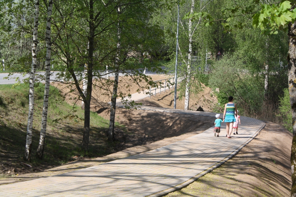 Nobruģēts gājēju celiņš Zalvē pāri upītei.
Autors: Inga Patmalniece