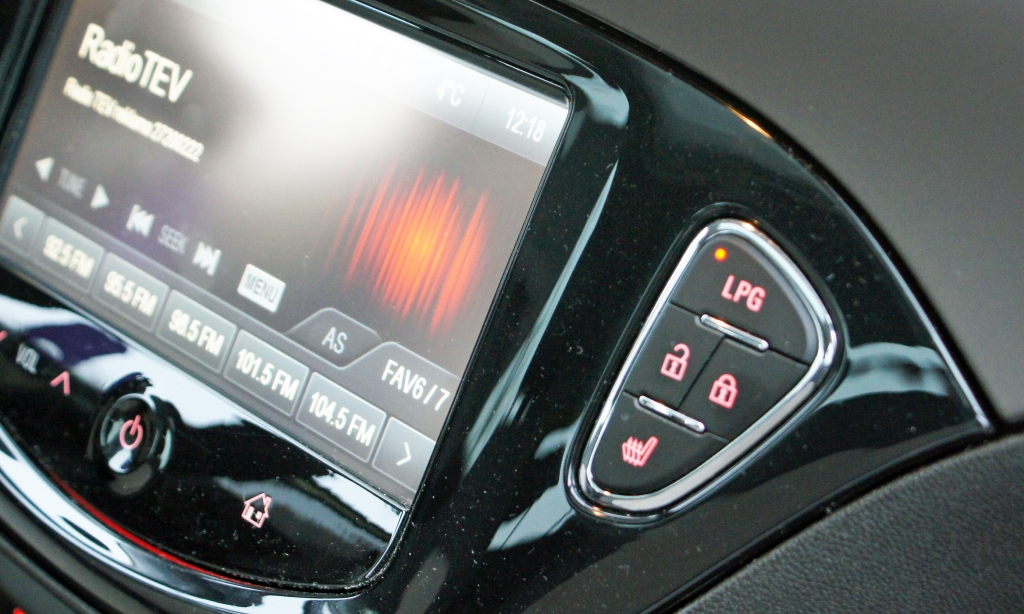 Rūpnīcās ar paralēli ierīkoto gāzes barošanas sistēmu aprīkotajiem auto degvielas veidu pārslēgšanas poga interjerā būs integrēta gaumīgi un gāzes uzpildes kakls būs paslēpts zem tradicionālā degvielas tvertnes vāciņa.                                                                                                       
Autors: autora