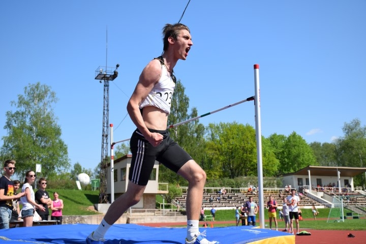 Prieks un gandarījums. Augstlēcējs Kristers Leitis neslēpa emocijas, kad pārvarēja divu metru augstumā novietoto latiņu.
Autors: Viesturs Kaktiņš