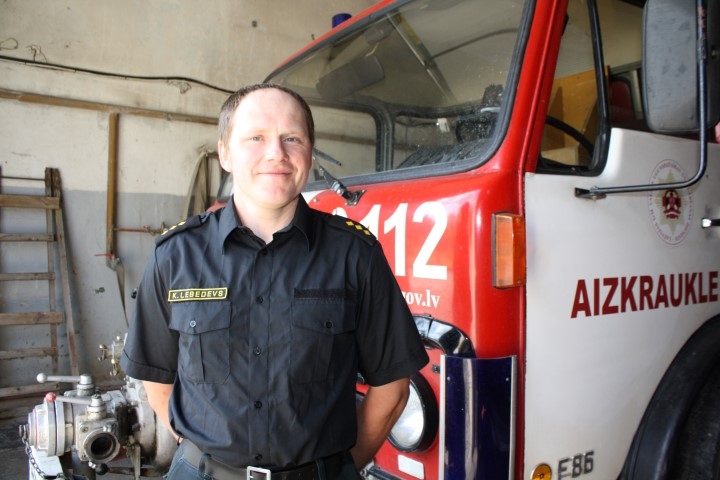 KAS “PĀRKĀRTO” DOMAS. Darbs kopā ar ģimeni lauku saimniecībā Kasparam Ļebedevam palīdz aizmirst ugunsgrēkos un glābšanas darbos pieredzēto.