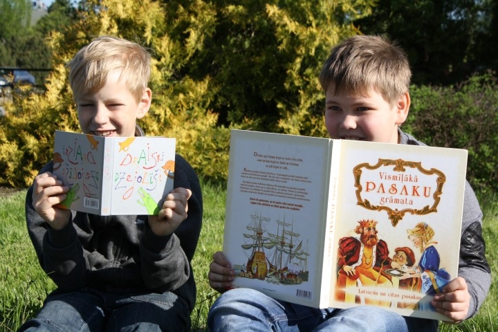 Skaļā grāmatu lasīšana. Skolēni, ērti iekārtojušies zālienā, lasīja savas iecienītākās grāmatas. 
Autors: Inga Patmalniece