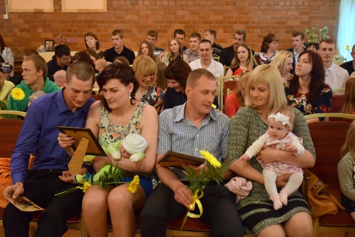 Prieks bērniem un viņu vecākiem. Kristīne (pirmajā rindā no kreisās) un Pēteris Korsaki ar dēliņu Jāni un Vairis Jonasts un Kristīne Venskoviča ar meitiņu Kristiānu Jonasti.