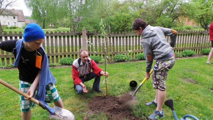 ĀBELES kā ģimenes simbols ik gadu papildina topošo ābeļdārzu pie bērnudārza Daudzevā. 