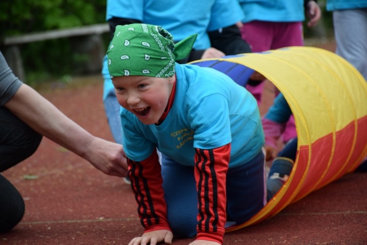 Azartiski. Bērni pēc iesildīšanās veica dažādus jautrus un fiziski atšķirīgus uzdevumus.
Autors: Viesturs Kaktiņš