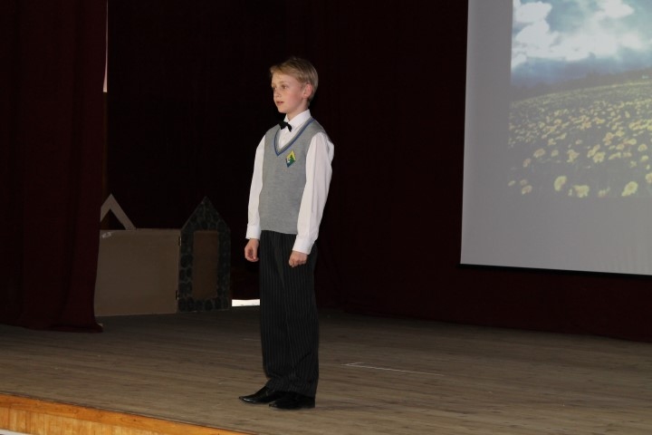 VIENOJOŠAIS ELEMENTS formastērpā būs veste, tāda paredzēta gan meitenēm, gan zēniem. Tērpu vecākiem demonstrē Martins Vilnis. 
Autors: Elita Brovacka