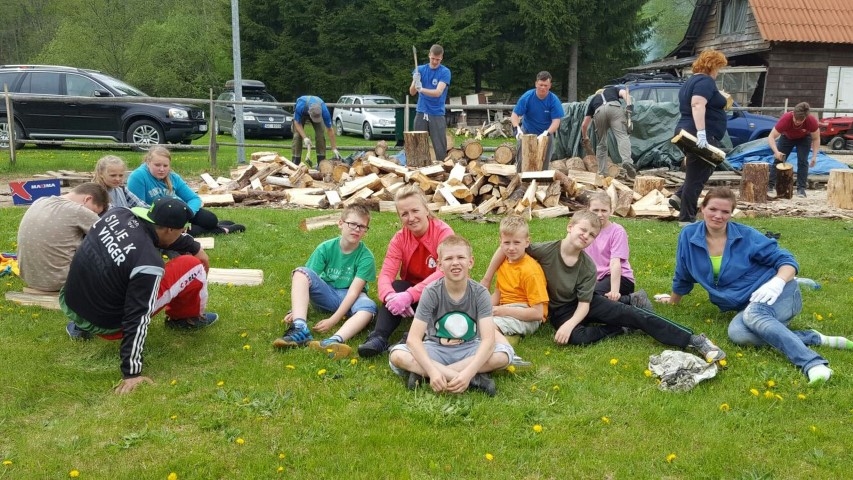 Strādā cītīgi. Bērni kopā ar pieaugušajiem paveica daudz darbu.
Autors: no “Pepijas” albuma