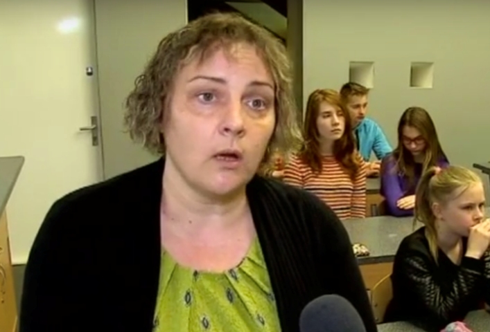 Skolotāja Anna vienlaikus māca četrus priekšmetus skolā, kurā bērnu skaits ir ārkārtīgi mazs. Pedagogu algu reforma viņas pārticību neuzlabos.