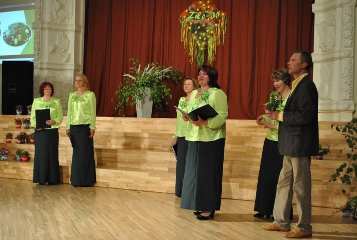 PALDIES PAR DRAUDZĪBU! Ansambļa “Zīle” dalībnieces un vadītājs Gints Tomsons pateicas visiem atbalstītājiem.
Autors: Sandra Pumpure