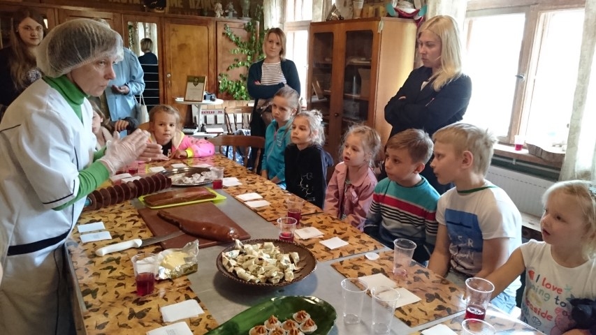 Saldais process. Skrīveru pārtikas kombināta darbiniece Paulīne Mičule rāda, kā top bērnības gardums — konfekte “Gotiņa”.   
Autors: Žanna Žaka