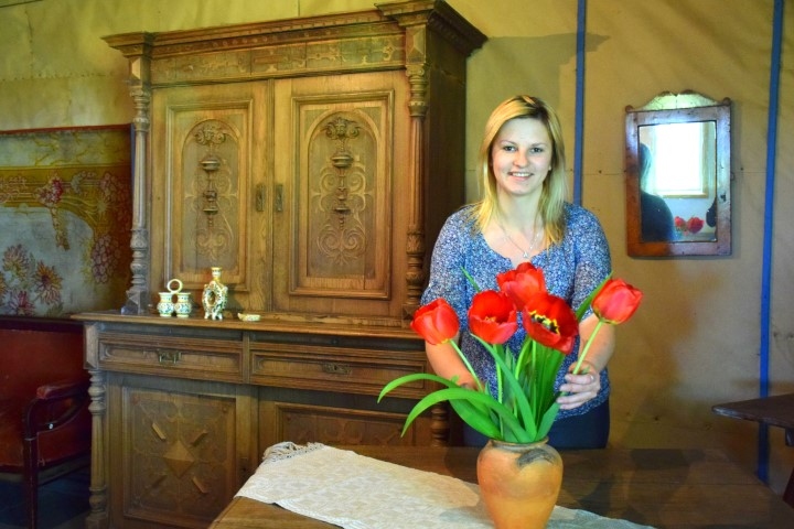 Pavasaris “Galdiņos”. Greznā kumode līdzās Justīnei Pastorei ir viena no restaurējamajām mēbelēm.
Autors: Imants Kaziļuns