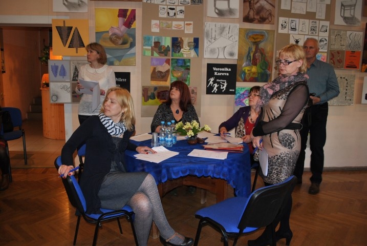 Aizkraukles mākslas skolas pedagogi pērn kursadarbu aizstāvēšanā. 
Autors: no “Staburaga” arhīva