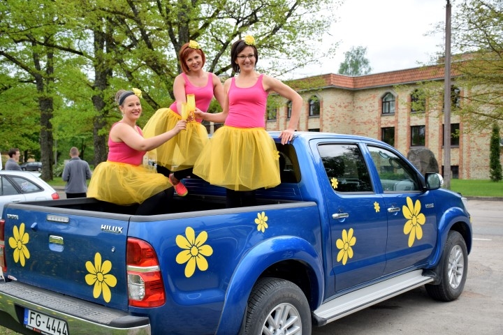 Tosts “Par uzvaru!” Pirmās vietas ieguvējas — komandas “Smalkais stils” no Aizkraukles vidējās paaudzes deju kolektīva “Radi” dāmas.
Autors: Imants Kaziļuns