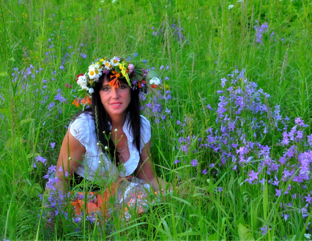 Anita Čapkovska spēku rod, uzturoties dabā. 	