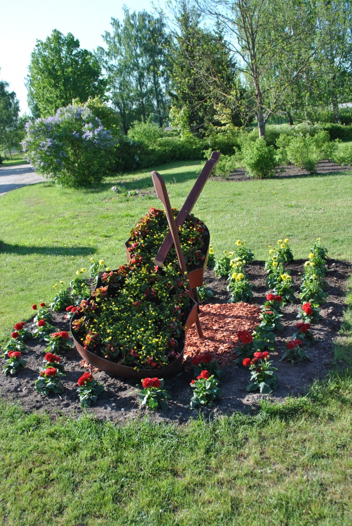 SPĒLĒ PUĶU MELODIJU. Interesantā puķudobe rada prieku gan pļaviņiešiem, gan viesiem. 
Autors: Sandra Pumpure