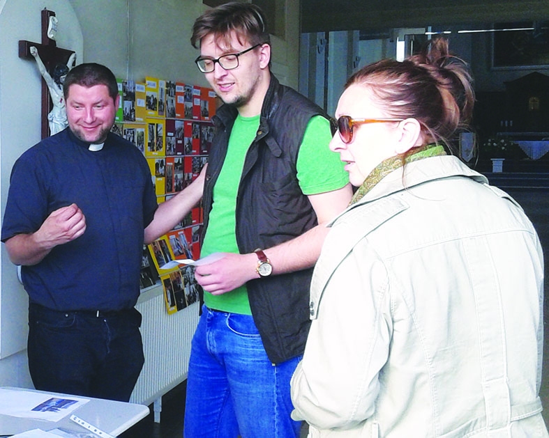IEPAZĪSTINA AR DIEVNAMU. Pērn “Baznīcu nakts” pasākumā ekskursiju Aizkraukles katoļu baznīcā vadīja priesteris Māris Zviedris. 

Autors: no “Staburaga” arhīva 