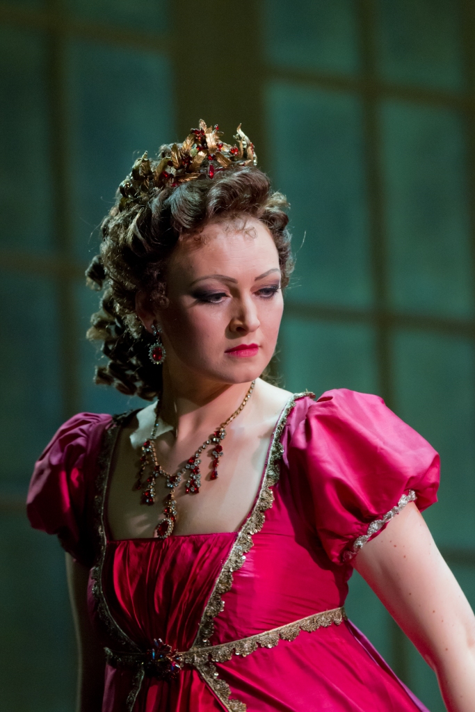 Pasaulē pazīstamā operdziedātāja, mūsu novadniece Alise Zinovjeva, kas attēlā redzama Toskas lomā, 1. jūlijā dāvinās koncertu savai dzimtajai pilsētai.                                                                                           
Autors: publicitātes 