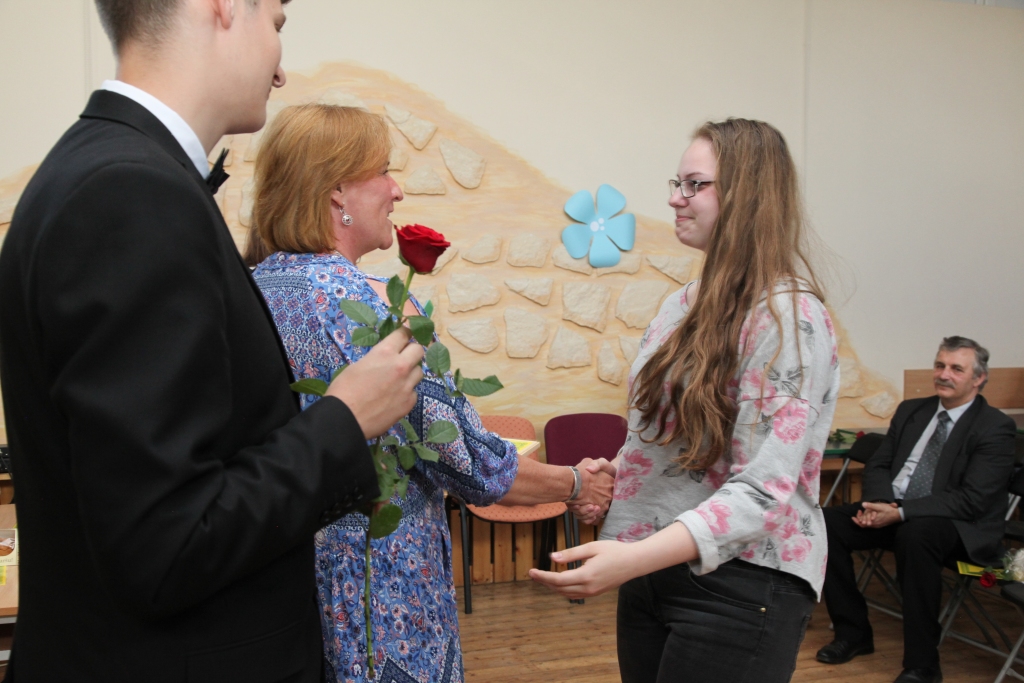 Latvijas gudrākā astotklasniece Ilva Viļuma, kura nu jau mācās 10. klasē, vidusskolas grupā ieguva pirmo vietu un pēc Eiropas Parlamenta deputātes Ivetas Grigules uzaicinājuma dosies uz Briseli.
Autors: Žanna Žaka