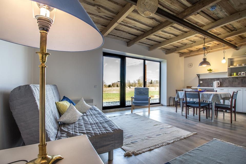 TOREIZ UN TAGAD. Vecās kūts un garāžas telpu pārvērtības gada laikā. 	
Autors: no brīvdienu mājas “Trīs istabas”