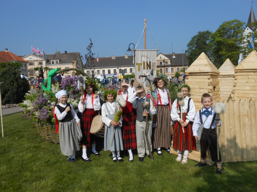 “Tīne” ceļā uz svētkiem.  	
Autors: Inguna Žogota